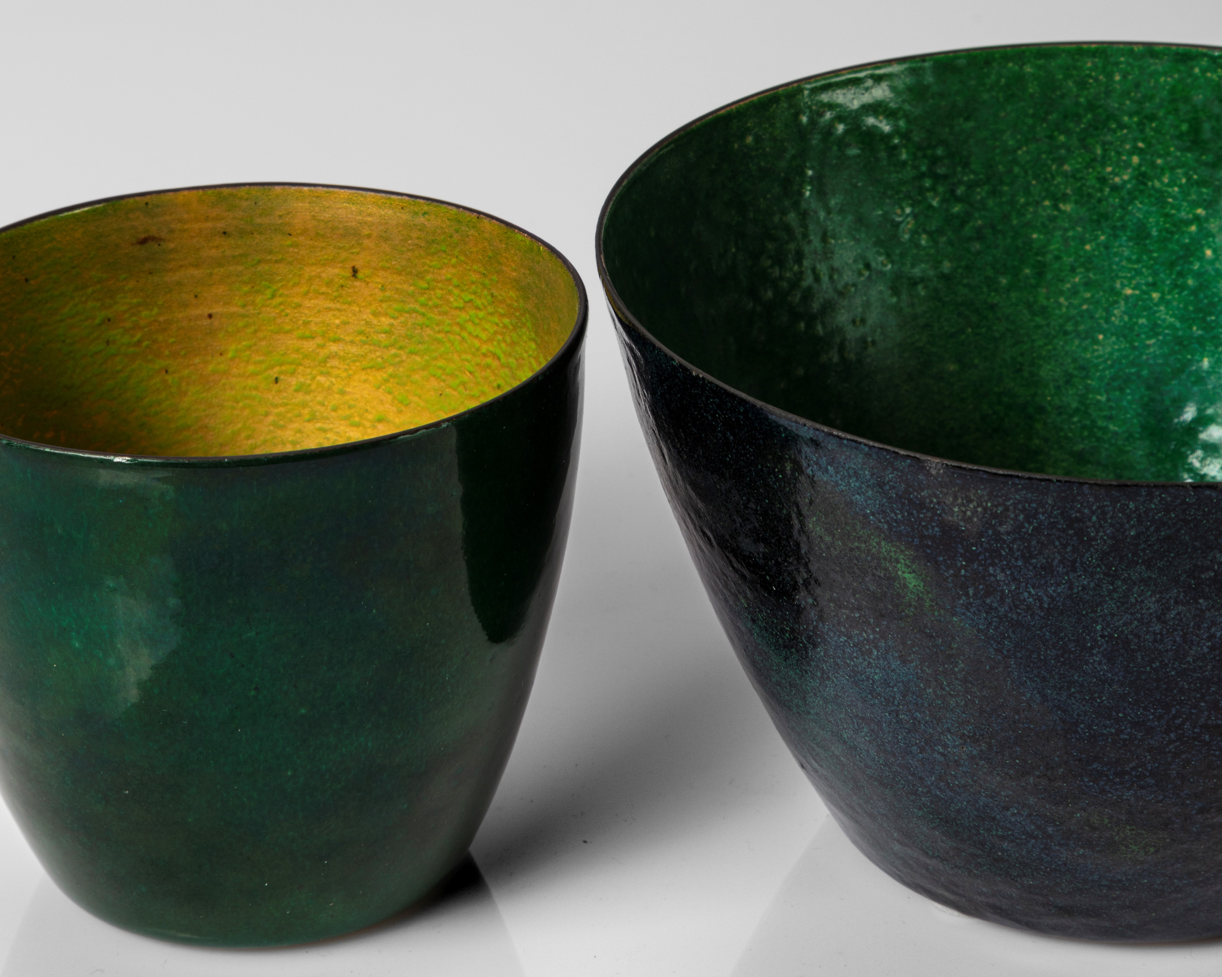 Coppia di ciotole a smalti policromi