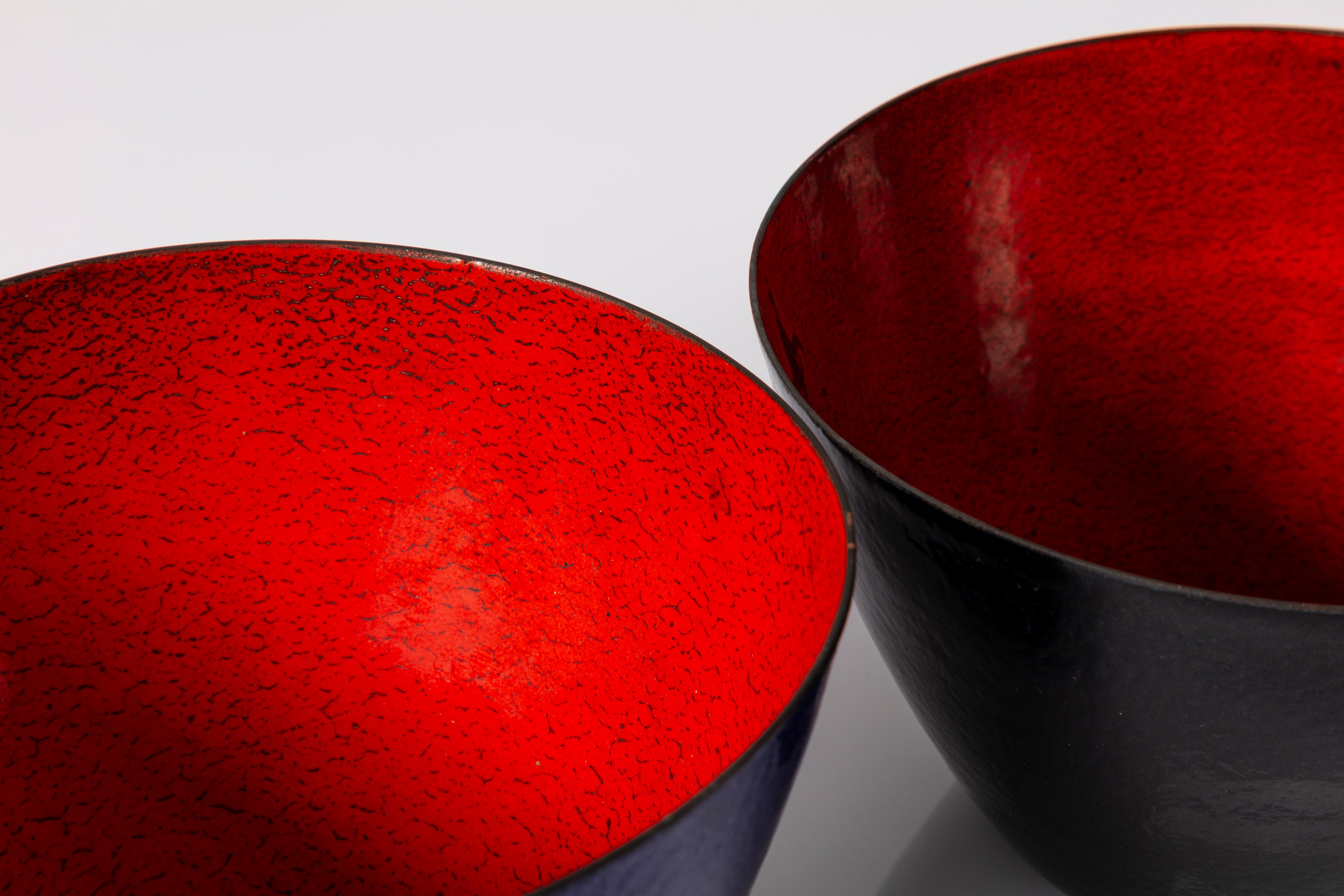 Coppia di ciotole a smalti policromi