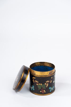 Scatola con coperchio in metallo smaltato cloisonné. Cina, fine secolo XIX/ inizio secolo XX