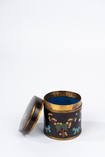 Scatola con Coperchio in Metallo Smaltato Cloisonné. Cina, Fine Secolo XIX/ Inizio Secolo XX