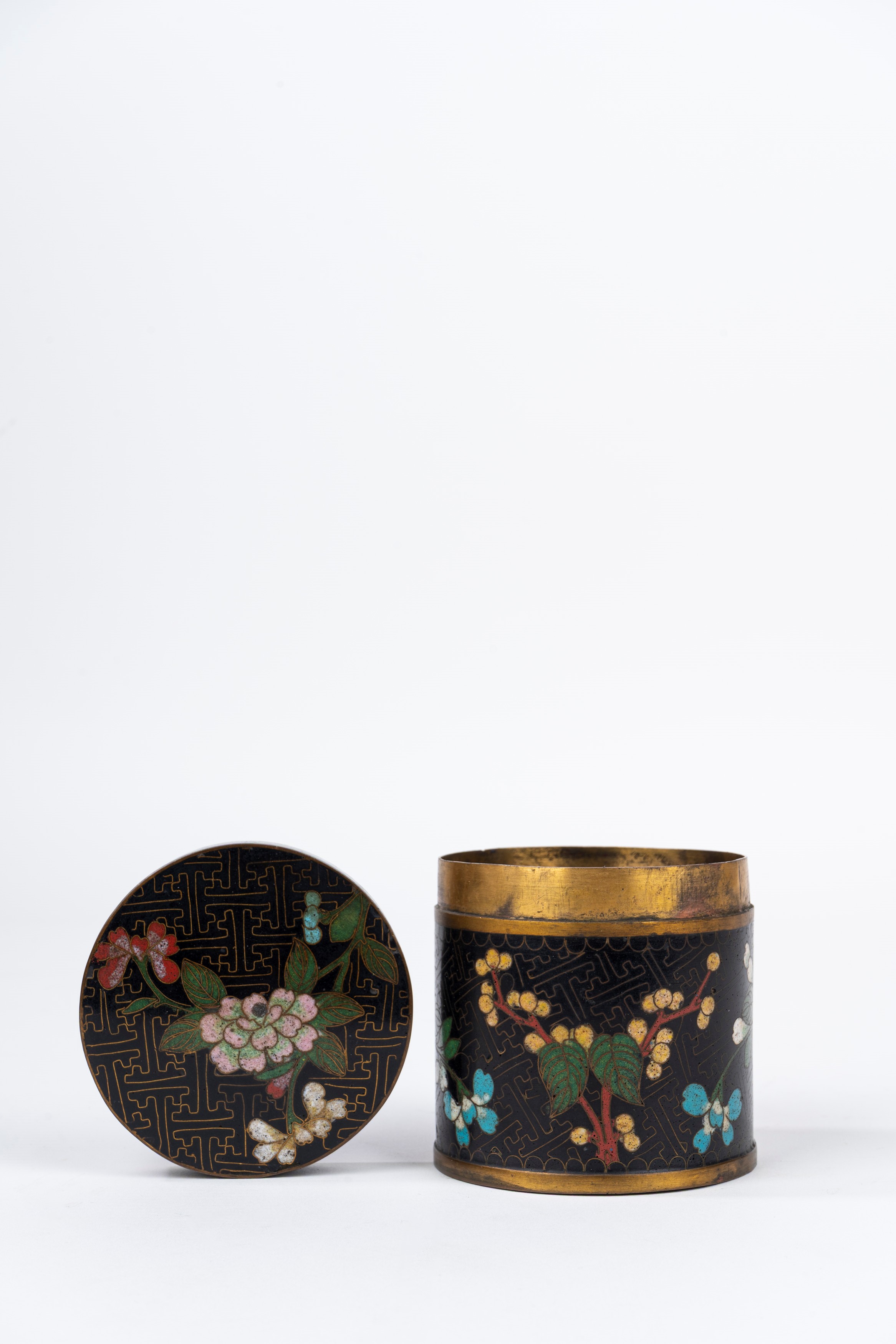 Scatola con Coperchio in Metallo Smaltato Cloisonné. Cina, Fine Secolo XIX/ Inizio Secolo XX