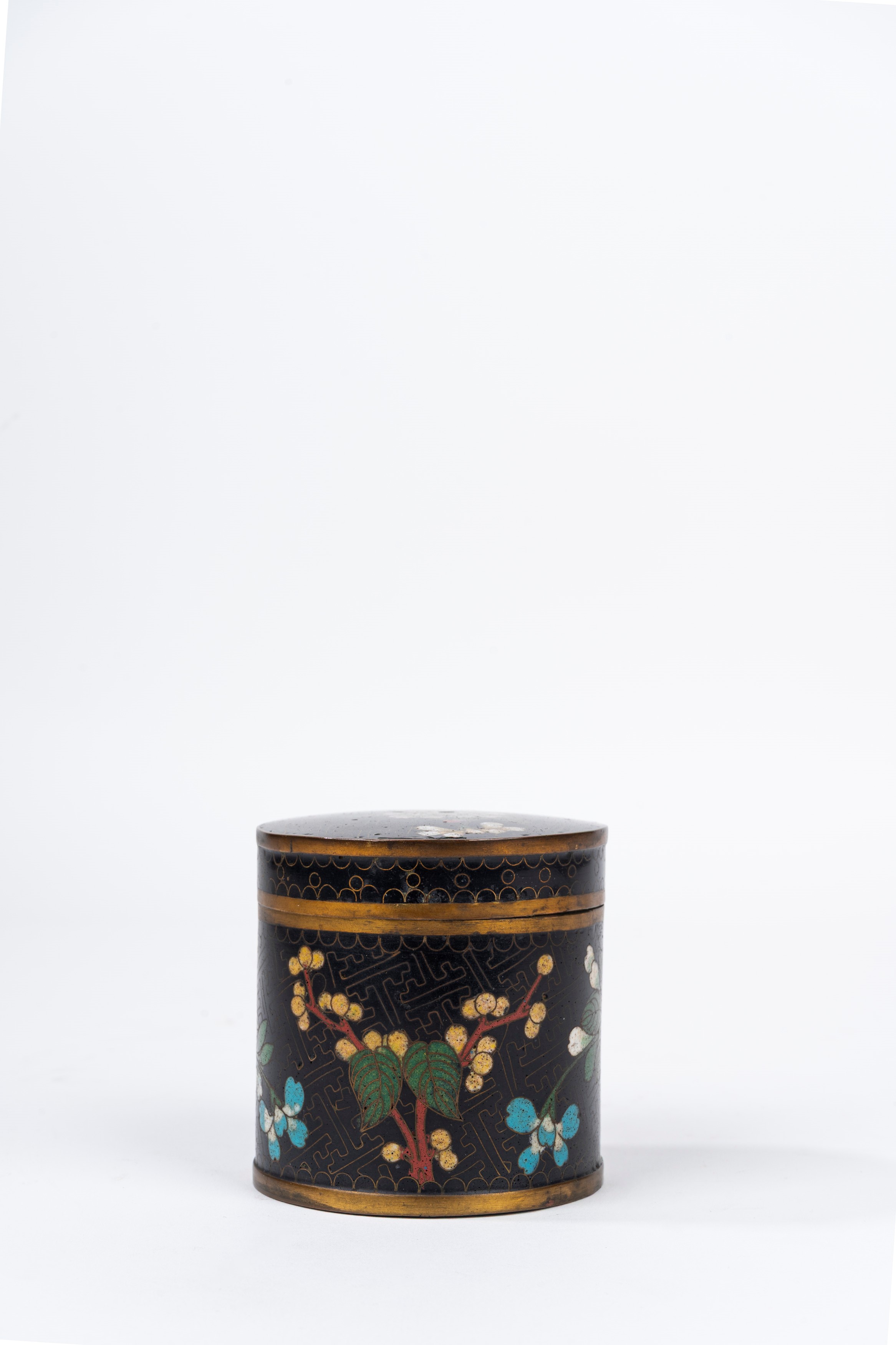 Scatola con Coperchio in Metallo Smaltato Cloisonné. Cina, Fine Secolo XIX/ Inizio Secolo XX