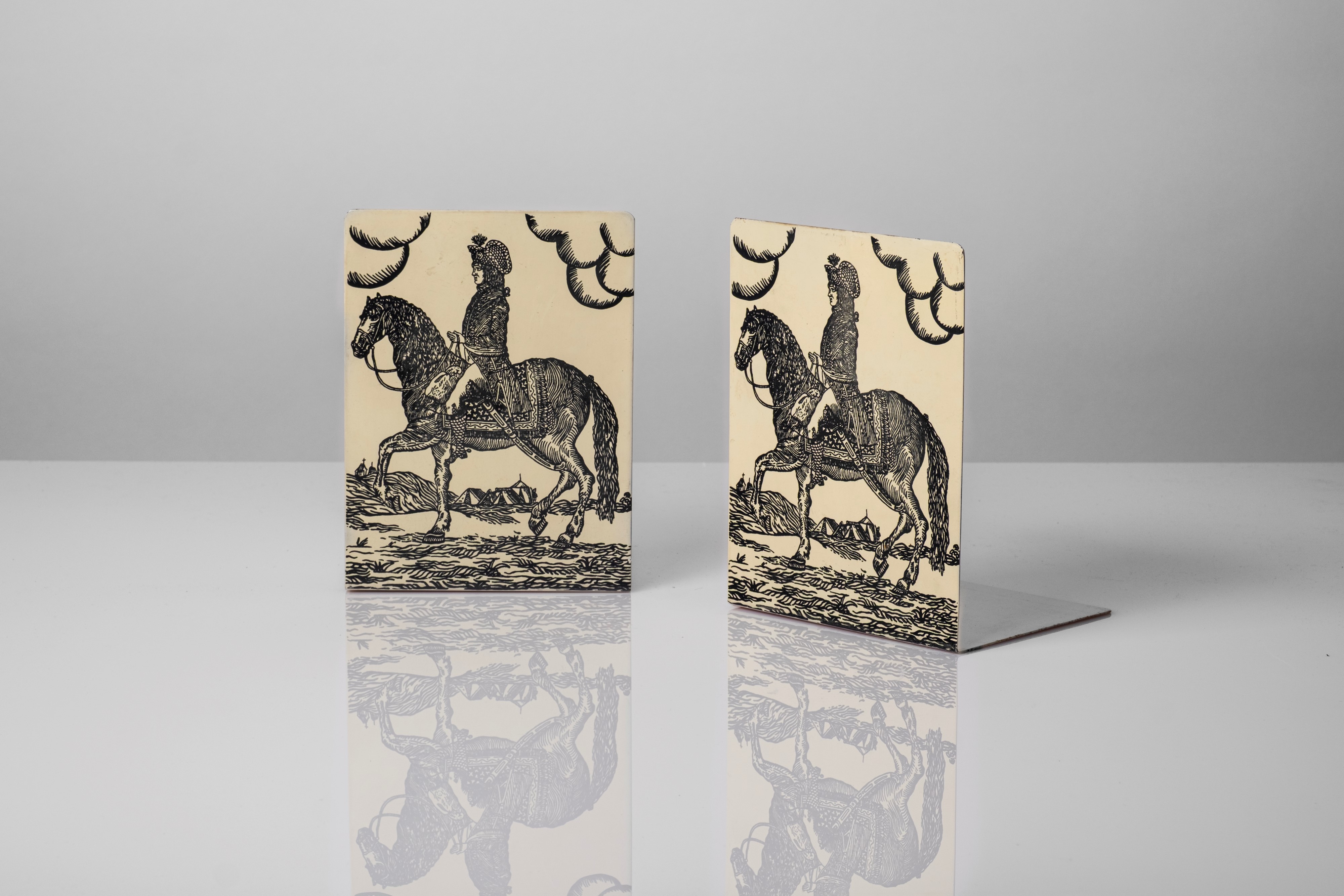 Coppia di fermalibri, decoro Cavaliere