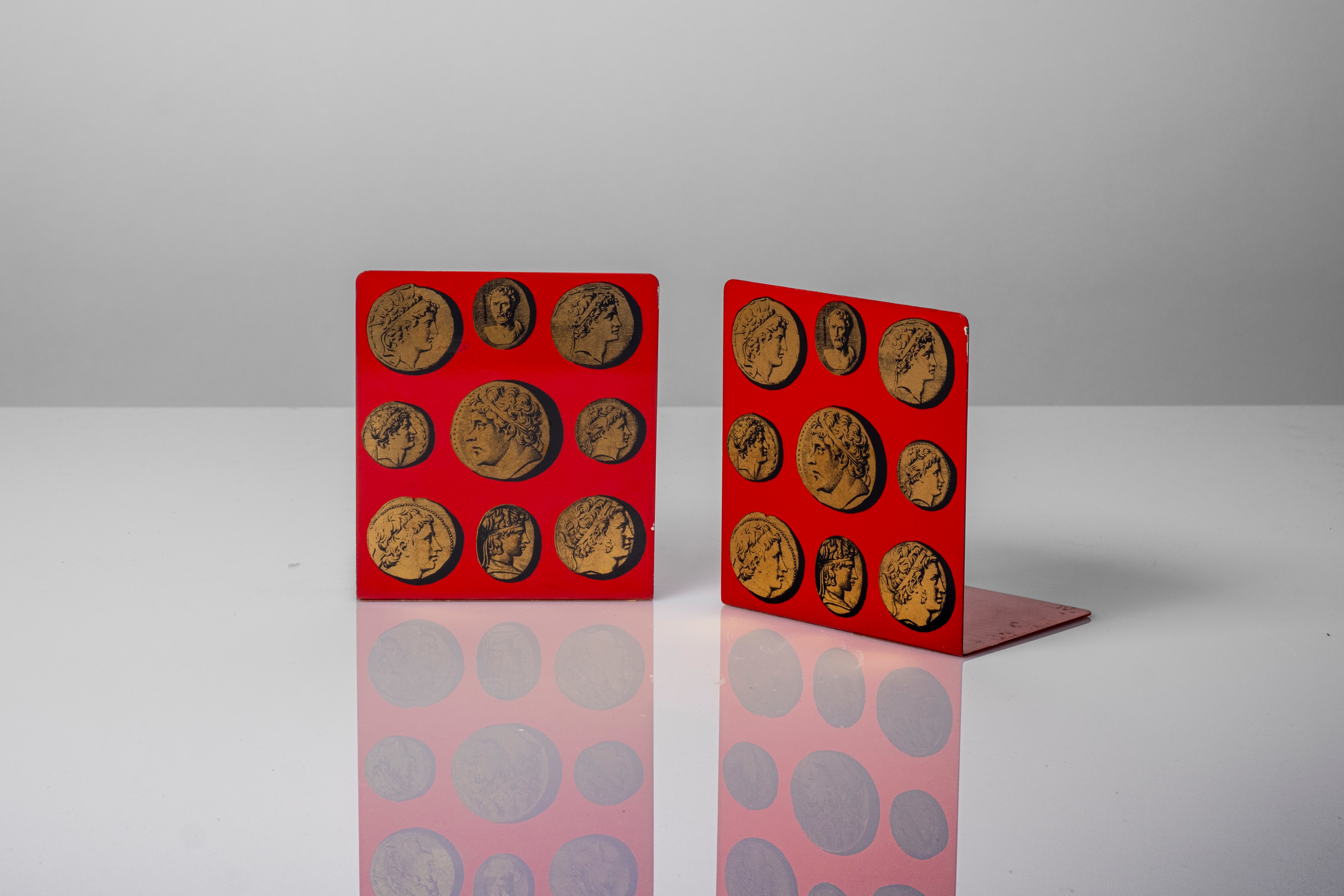 Coppia di fermalibri, decoro Cammei