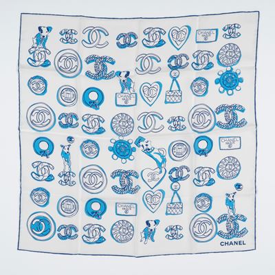 Foulard in seta con stampa di simboli blu su fondo bianco