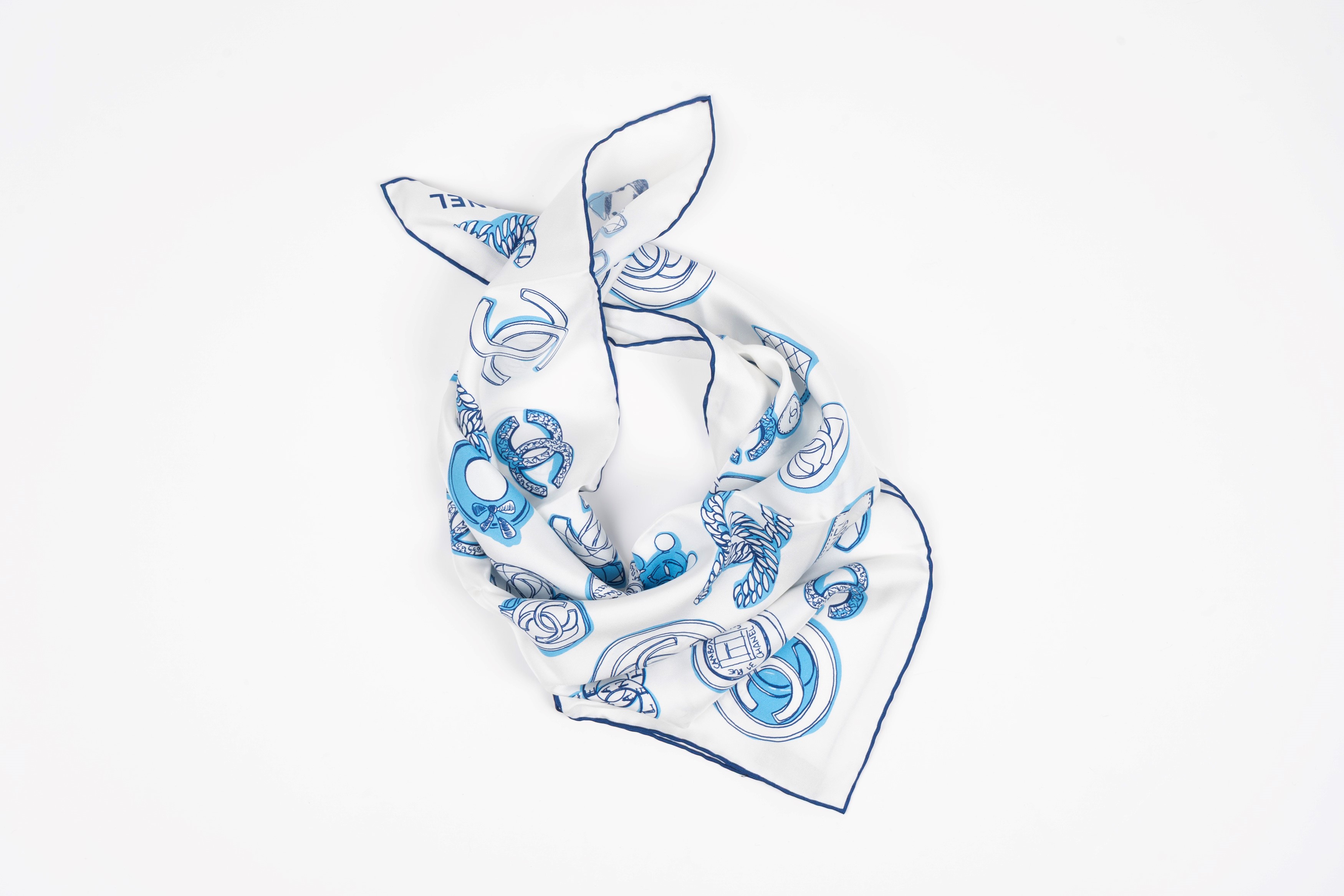 Chanel - Foulard in seta con stampa di simboli blu su fondo bianco