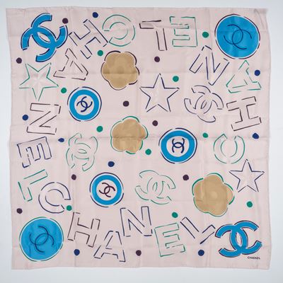 Foulard in seta rosa con scritte multicolor