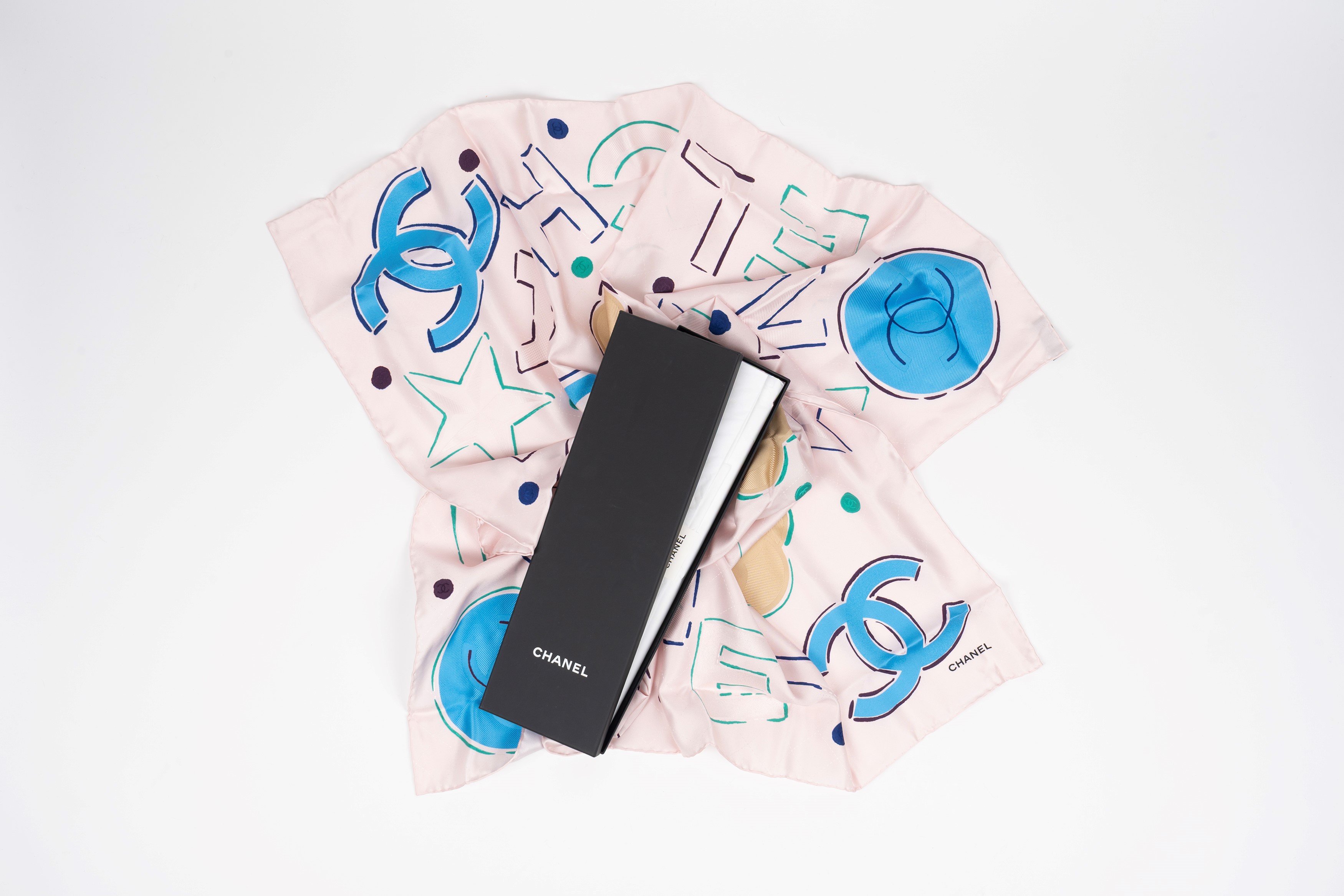 Chanel - Foulard in seta rosa con scritte multicolor
