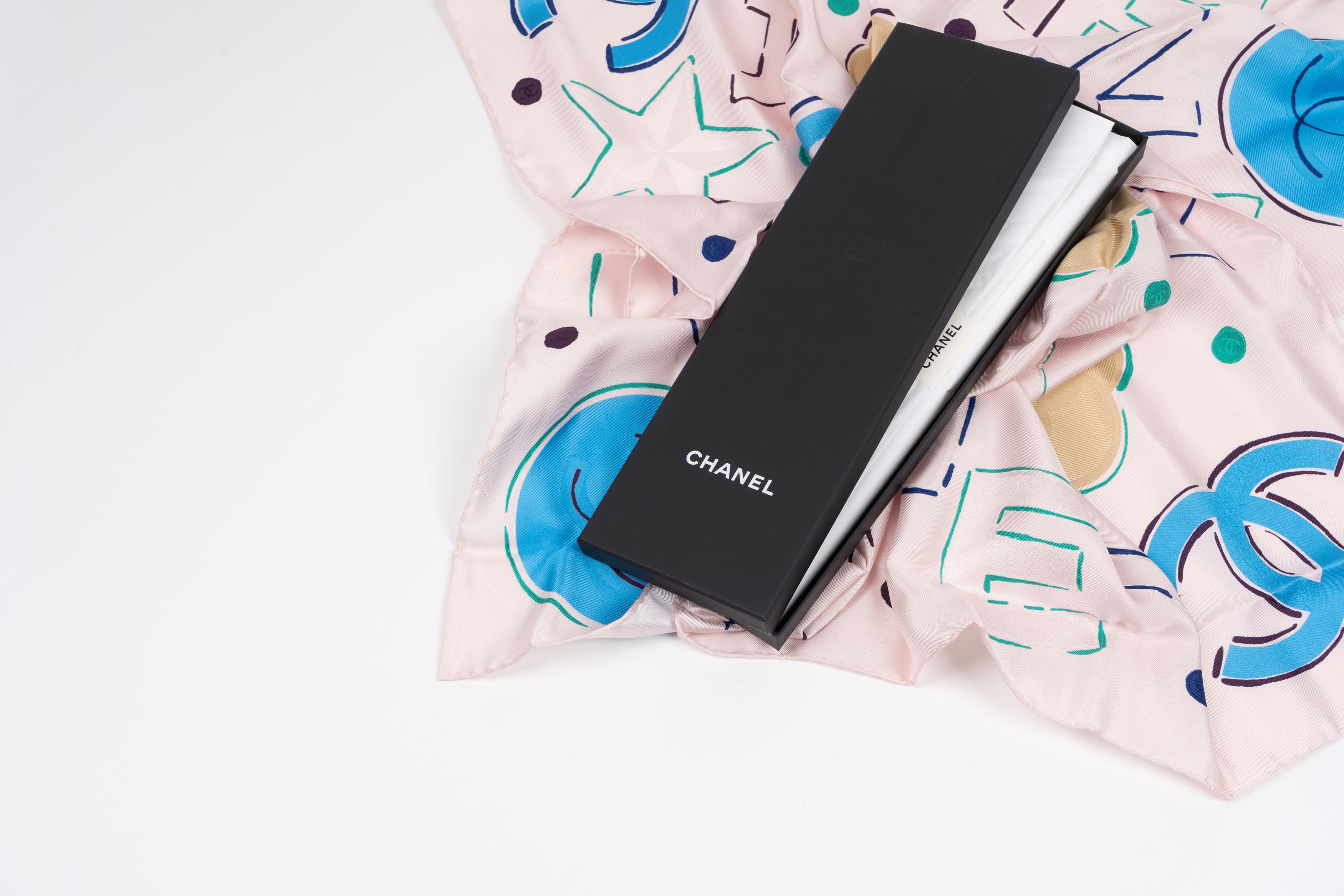 Chanel - Foulard in seta rosa con scritte multicolor