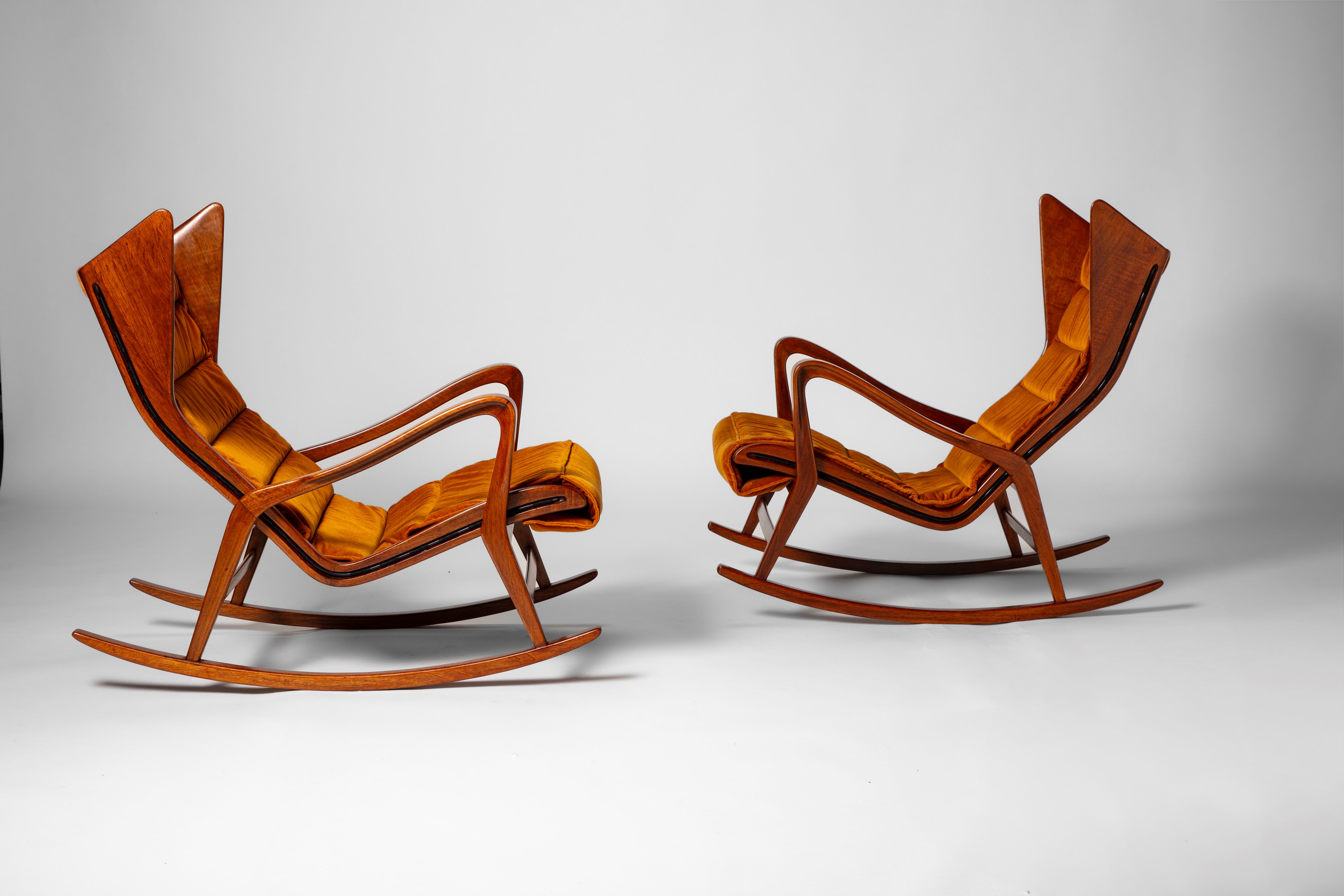 Coppia di poltrone modello no. 572