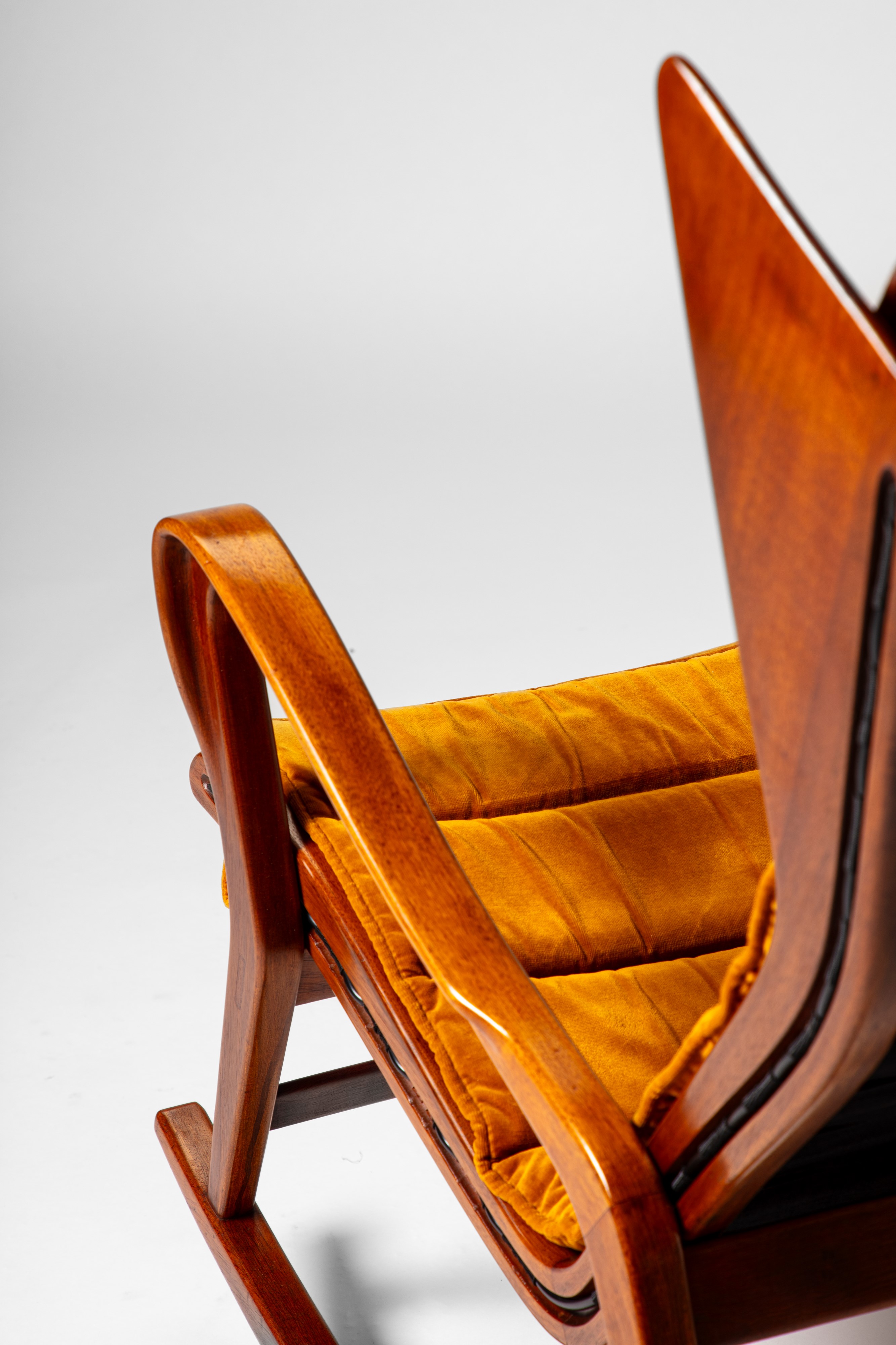 Coppia di poltrone modello no. 572