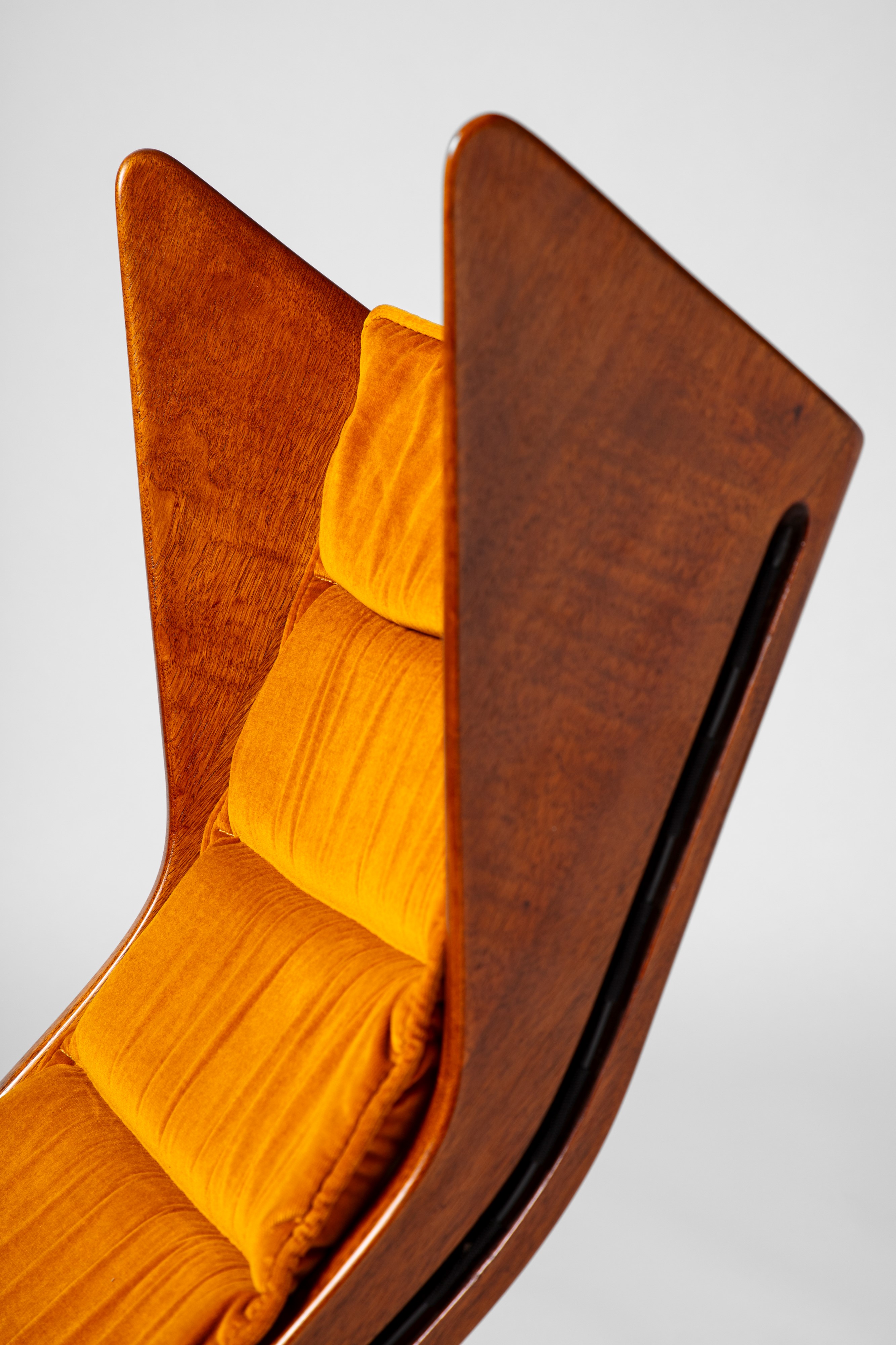 Coppia di poltrone modello no. 572