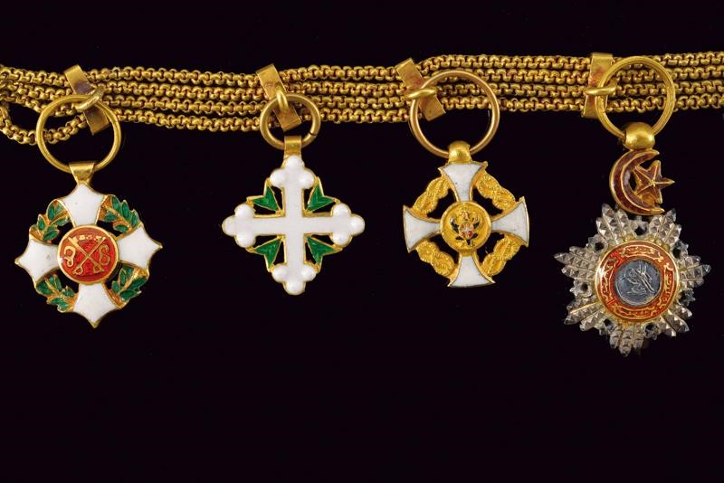 Bracciale con otto miniature