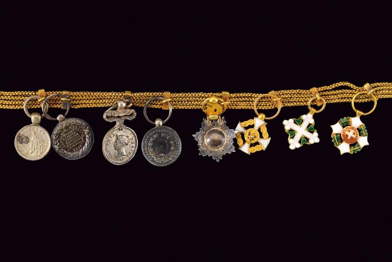 Bracciale con otto miniature