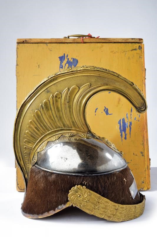 Elmo da ufficiale di cavalleria con monogramma di Umberto I, con custodia