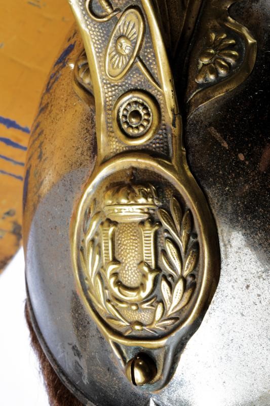 Elmo da ufficiale di cavalleria con monogramma di Umberto I, con custodia