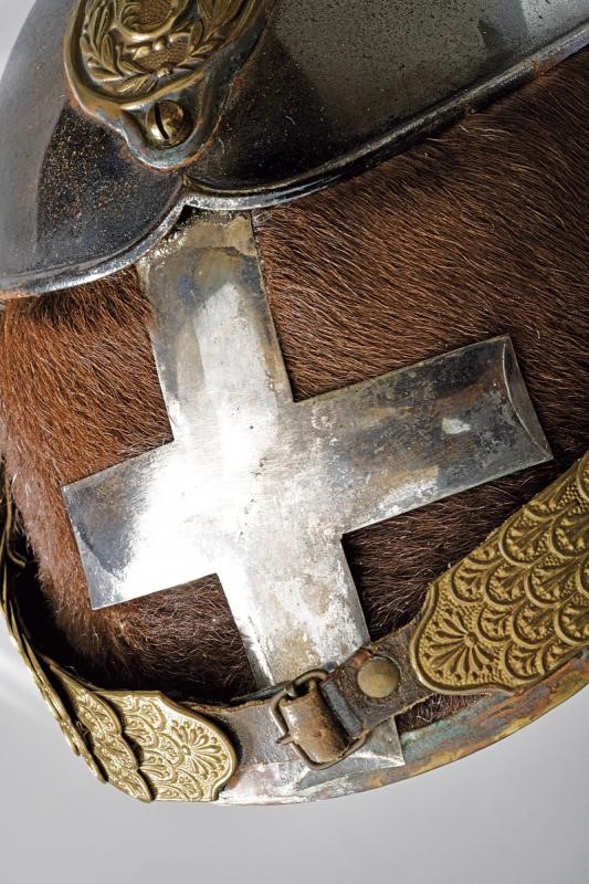 Elmo da ufficiale di cavalleria con monogramma di Umberto I, con custodia