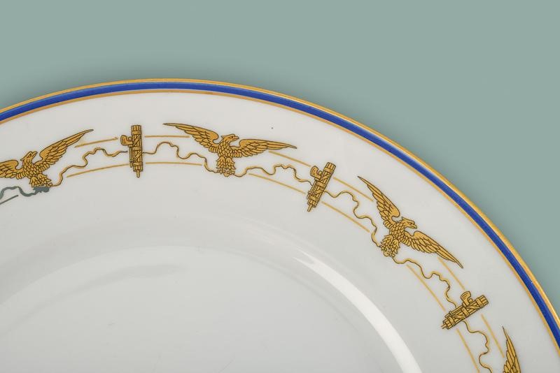 Bellissimo piatto in porcellana di un servizio del P.N.F.