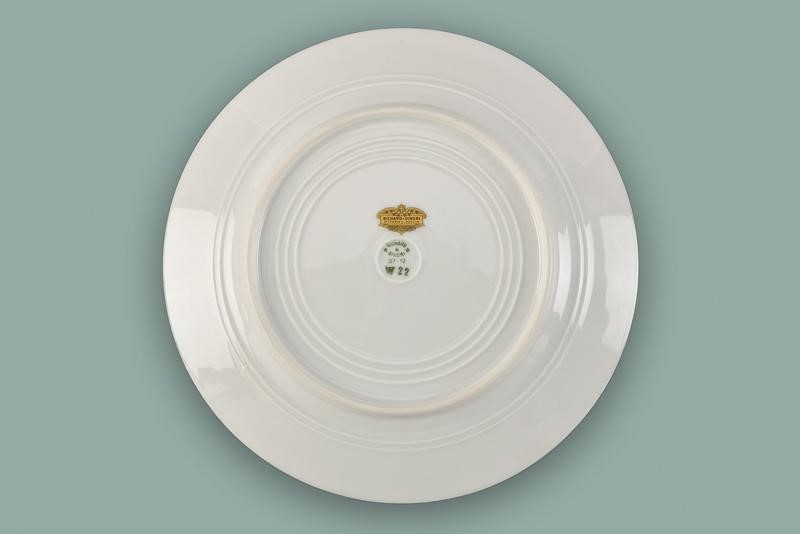 Bellissimo piatto in porcellana di un servizio del P.N.F.