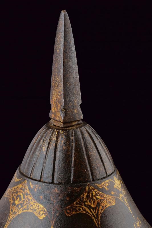 Raro ed elegante elmo con decorazioni in oro