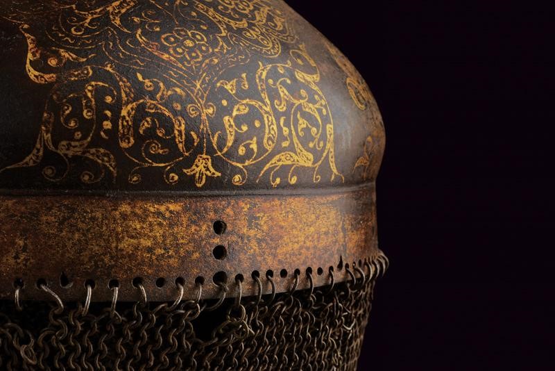 Raro ed elegante elmo con decorazioni in oro