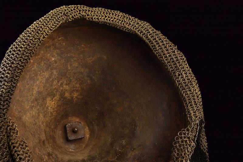 Raro ed elegante elmo con decorazioni in oro