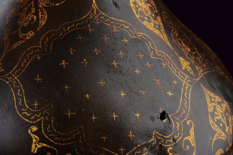 Raro ed elegante elmo con decorazioni in oro