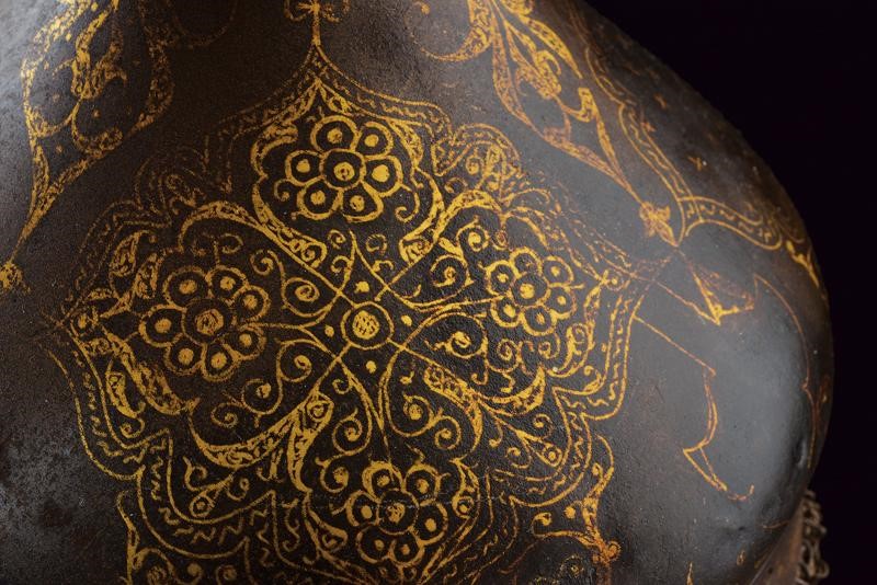 Raro ed elegante elmo con decorazioni in oro