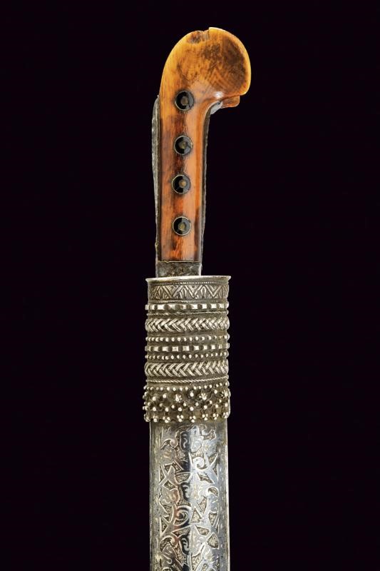 Interessante yatagan di piccole dimensioni con fine fodero in argento