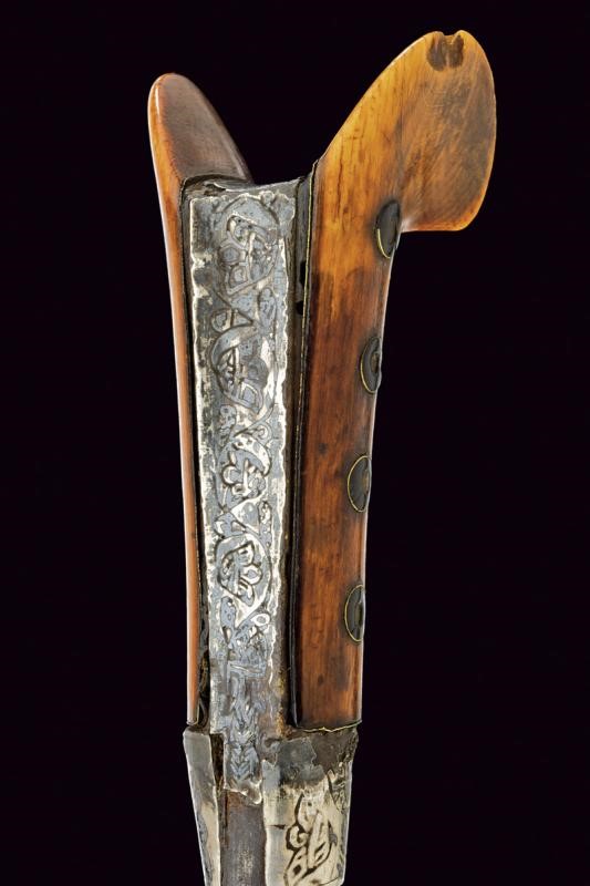 Interessante yatagan di piccole dimensioni con fine fodero in argento