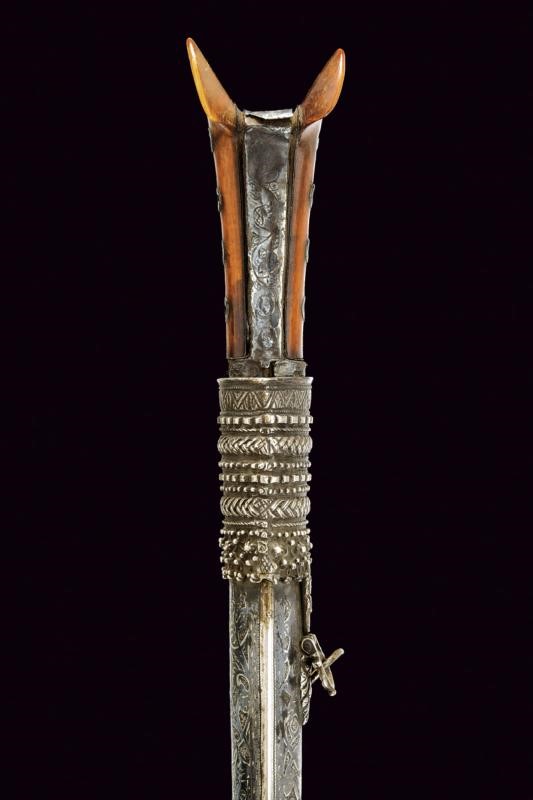 Interessante yatagan di piccole dimensioni con fine fodero in argento