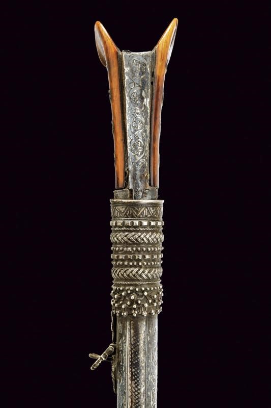 Interessante yatagan di piccole dimensioni con fine fodero in argento