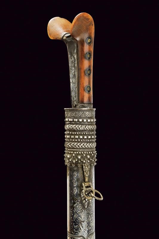 Interessante yatagan di piccole dimensioni con fine fodero in argento