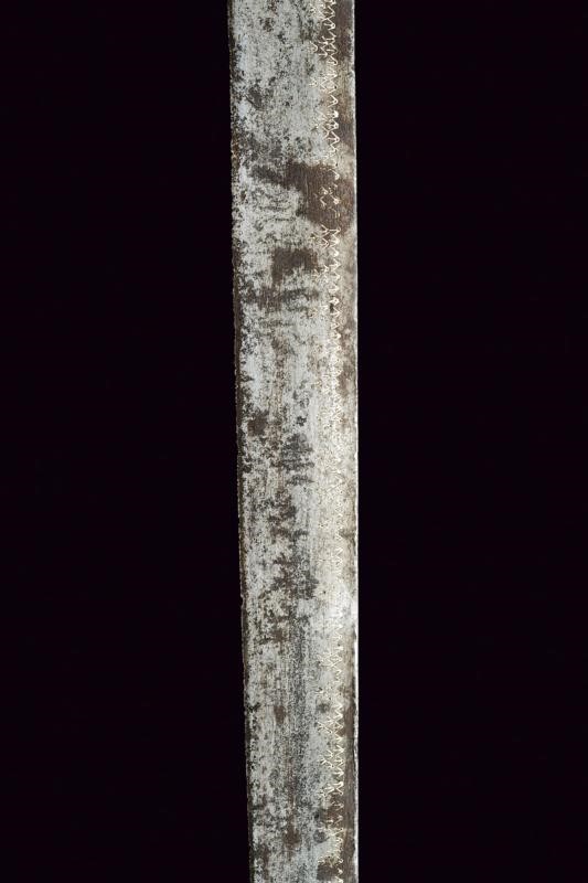 Interessante yatagan di piccole dimensioni con fine fodero in argento