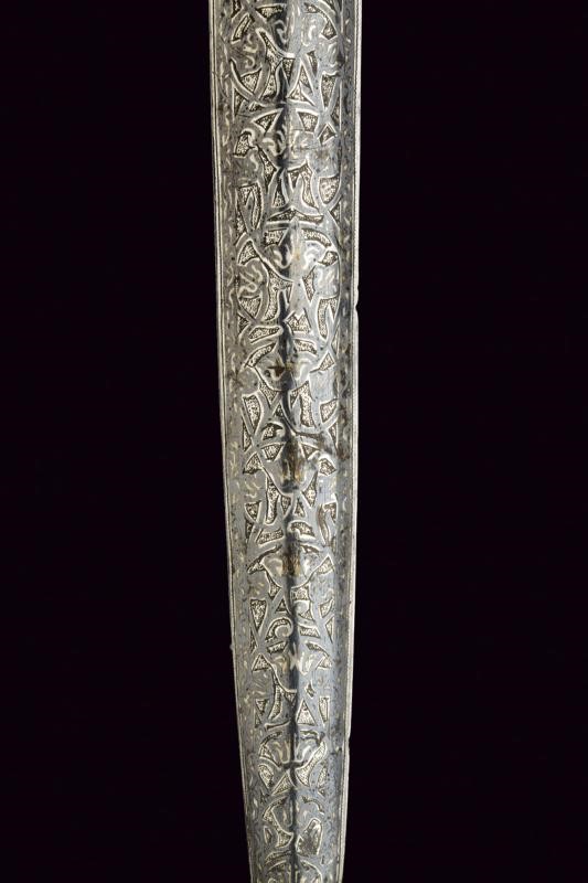 Interessante yatagan di piccole dimensioni con fine fodero in argento