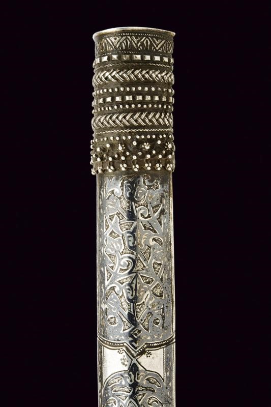 Interessante yatagan di piccole dimensioni con fine fodero in argento