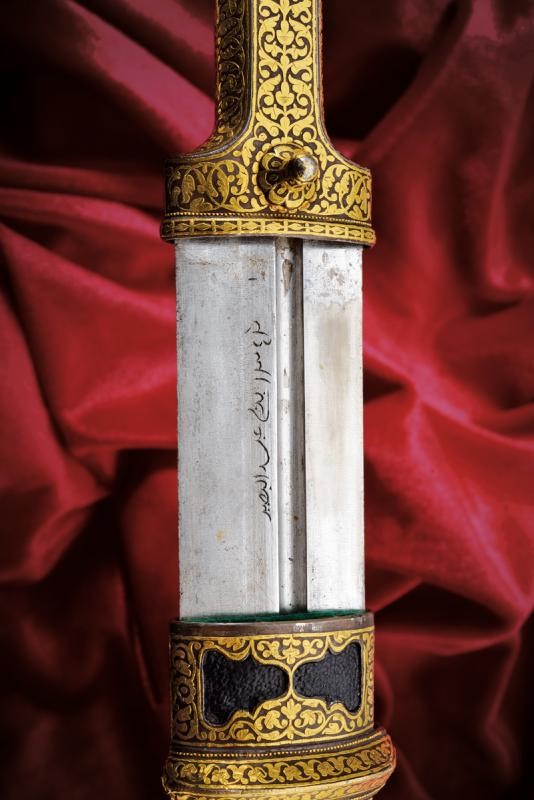 Eccezionale kindjal con decorazione in oro giallo