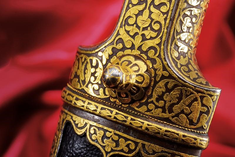 Eccezionale kindjal con decorazione in oro giallo