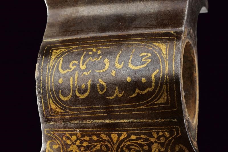 Testa di tabar con decorazioni ed iscrizioni in oro