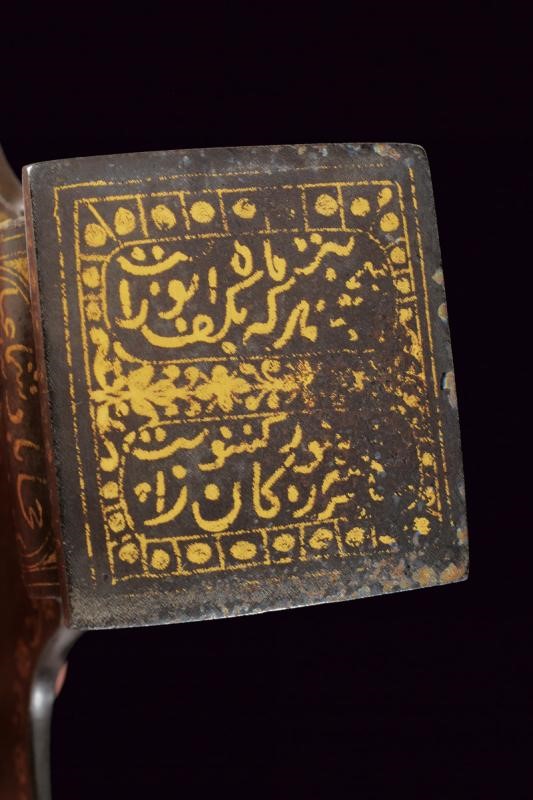 Testa di tabar con decorazioni ed iscrizioni in oro