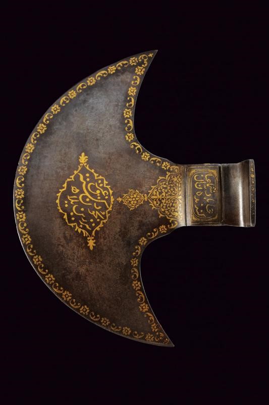 Testa di tabar con decorazioni ed iscrizioni in oro