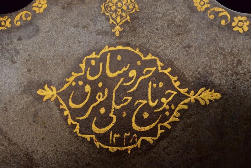 Testa di tabar con decorazioni ed iscrizioni in oro