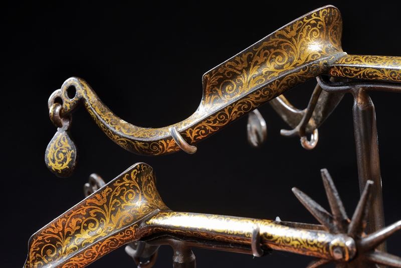 Bellissimo Paio di Sproni Decorati in Oro