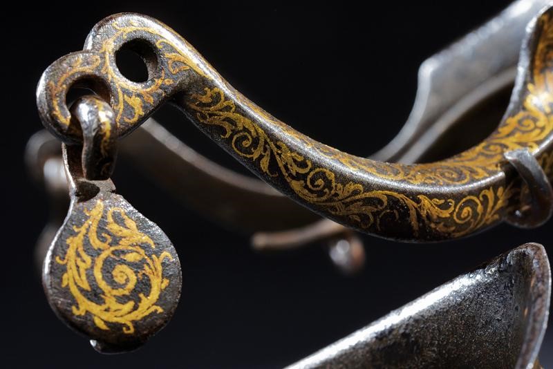 Bellissimo Paio di Sproni Decorati in Oro