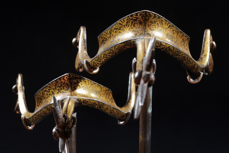 Bellissimo Paio di Sproni Decorati in Oro