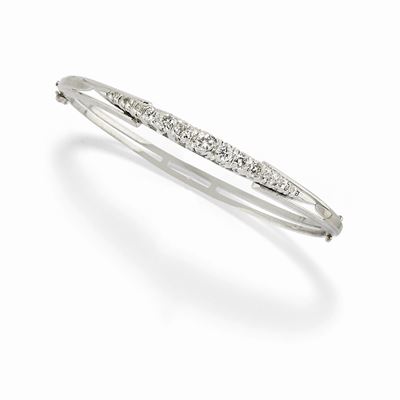 Bracciale rigido in oro bianco 18K con diamanti taglio brillante e huit-huit