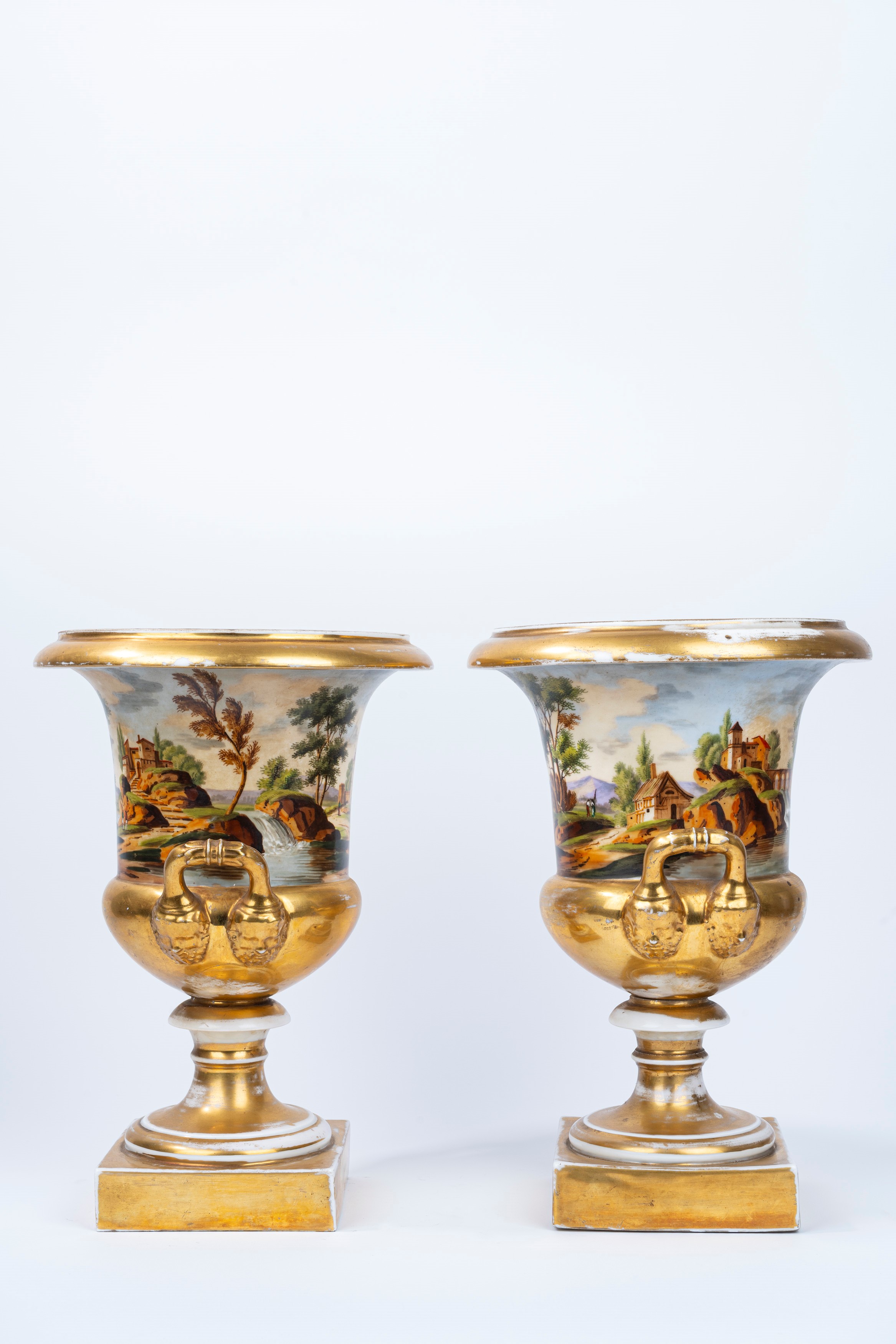 Coppia di Vasi in Porcellana Policroma e Oro, Francia Secolo XIX