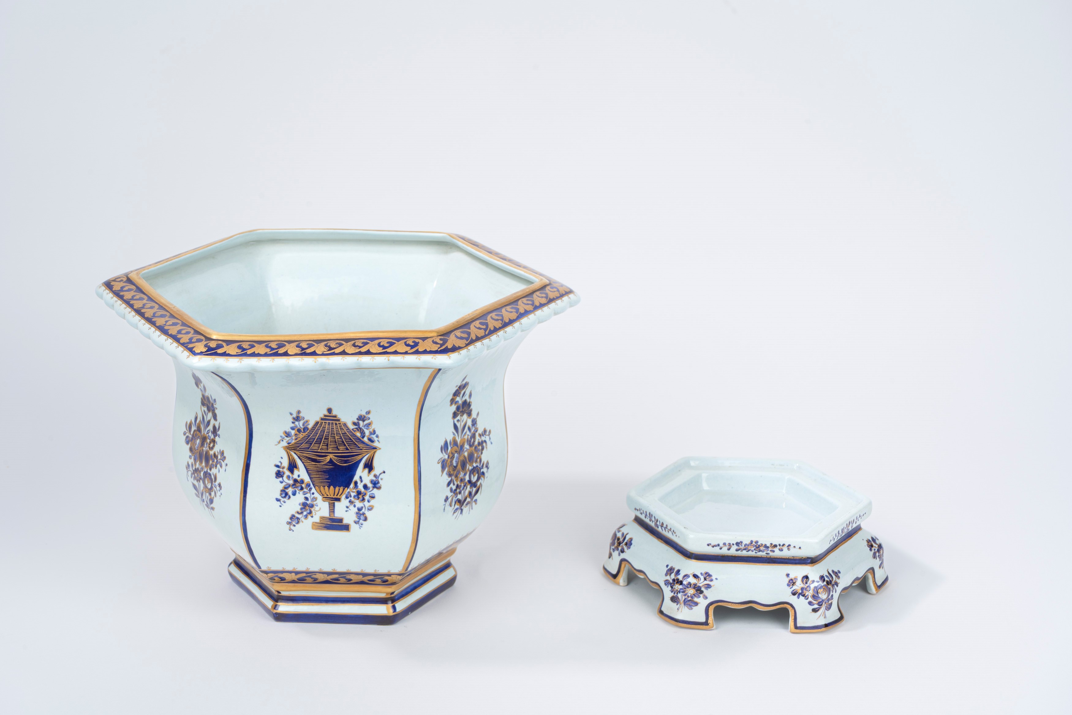 Vaso esagonale in porcellana, con base, inizi secolo XX