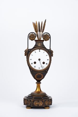 Pendola in bronzo a forma di vaso con spighe sulla sommità, secolo XIX
