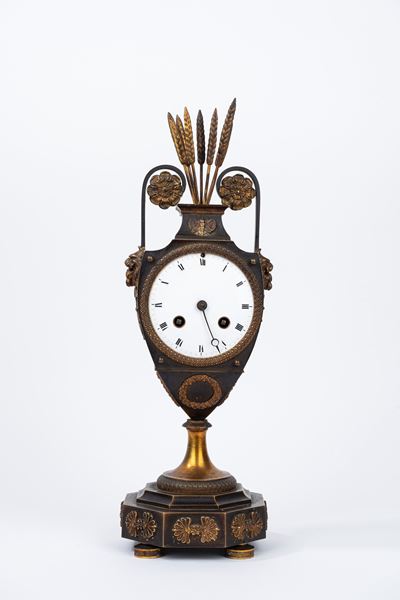 Pendola in Bronzo a Forma di Vaso con Spighe sulla Sommità, Secolo XIX